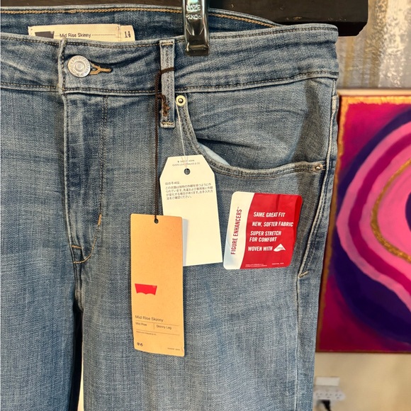 Levi's Denim - Levi's Classic Blue Straight Leg Women's mid rise skinny Mom Jeans
